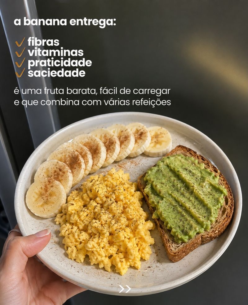 Café da manhã com ovos, torrada com abacate e banana